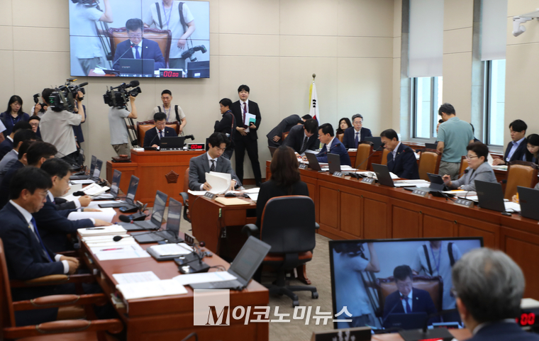 28일 환경노동위원회 전채회의가 국회 본관에서 열리고 있다. (사진=최동환 기자)