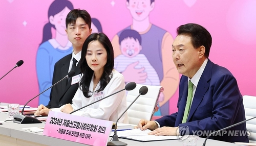 윤석열 대통령이 6월 19일 경기도 성남시 HD현대 글로벌R&D센터 아산홀에서 '저출생 추세 반전을 위한 대책'을 주제로 열린 2024년 저출산고령사회위원회 회의에서 발언하고 있다. (사진=연합뉴스)