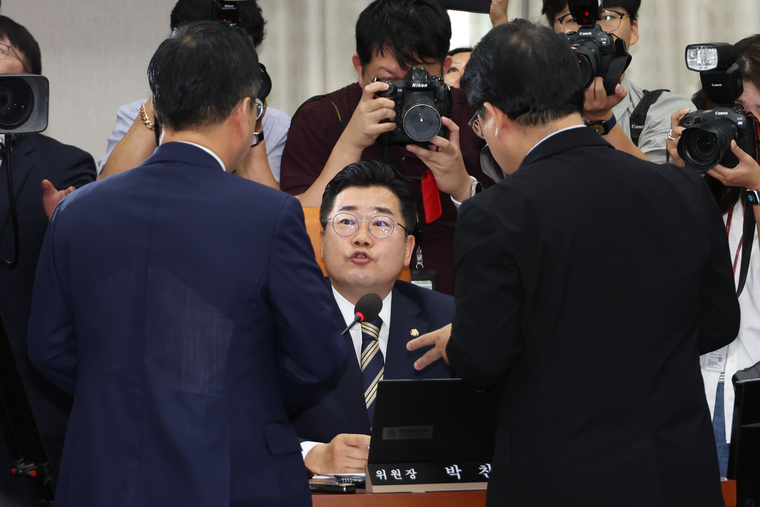 1일 국회에서 열린 운영위원회 전체회의에서 박찬대 위원장(가운데)이 국민의힘 배준영 간사(오른쪽), 더불어민주당 박성준 간사와 대화하고 있다. (연합뉴스)