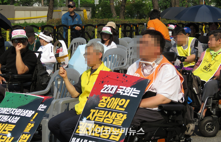전국장애인차별철폐연대가 1일 오후 국회 앞에서 ‘장애인 권리 입법’을 촉구하는 결의대회에서 참석자가 피켓을 들고 있다. (사진=최동환 기자)