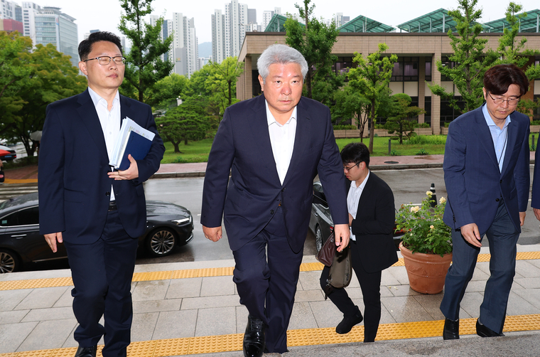 탄핵안 보고 전 자진 사퇴 의사를 밝힌 김홍일 방송통신위원장이 2일 오전 정부과천청사로 출근하고 있다. (연합뉴스)