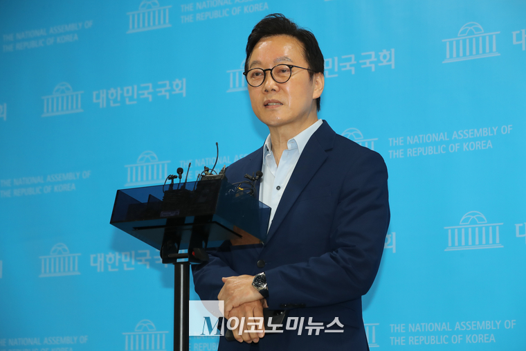 정봉주 전 의원이 기자들의 질문에 답하고 있다. (사진=최동환 기자)
