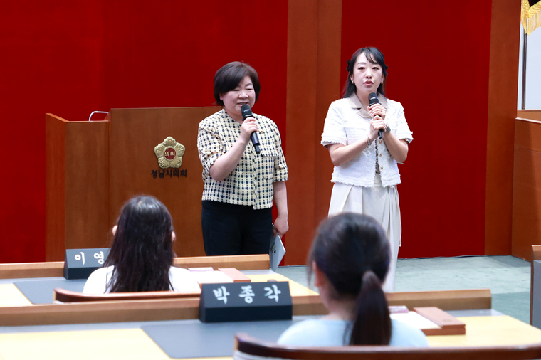 성남시의회 홍보관을 견학하기 위해 방문한 서현초등학교 4학년 어린이들에게 박경희, 이영경 의원이 환영 인사를 했다 <성남시의회 제공>