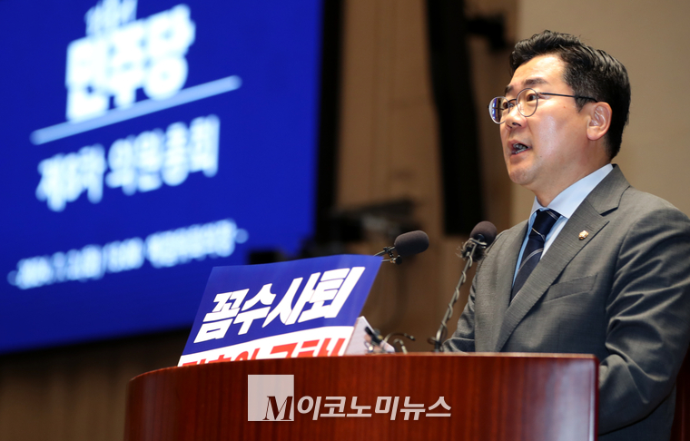 박찬대 더불어민주당 대표 직무대행 겸 원내대표가 2일 열린 의총에서 발언하고 있다. (사진=최동환 기자)