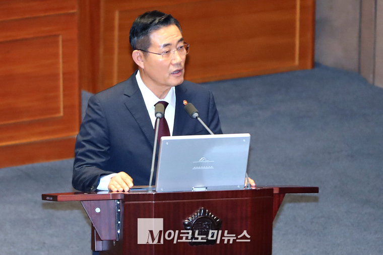신원식 국방부 장관은이 2일 국회 대정부 질문에서 채상병 사망 사건 수사 외압 의혹과 관련한 질문에 답하고 있다. (사진=최동환 기자)