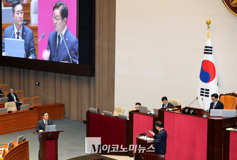 박범계 더불어민주당 의원이 신원식 장관에게 질문하고 있다. (사진=최동환 기자)