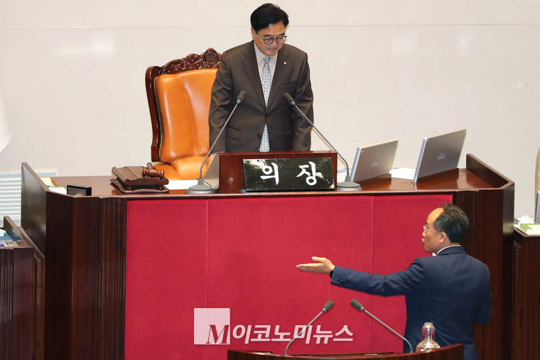 푸경호 국민의힘 원내대표가 우원식 의장을 찾아 항의하고 있다. (사진=최동환 기자)