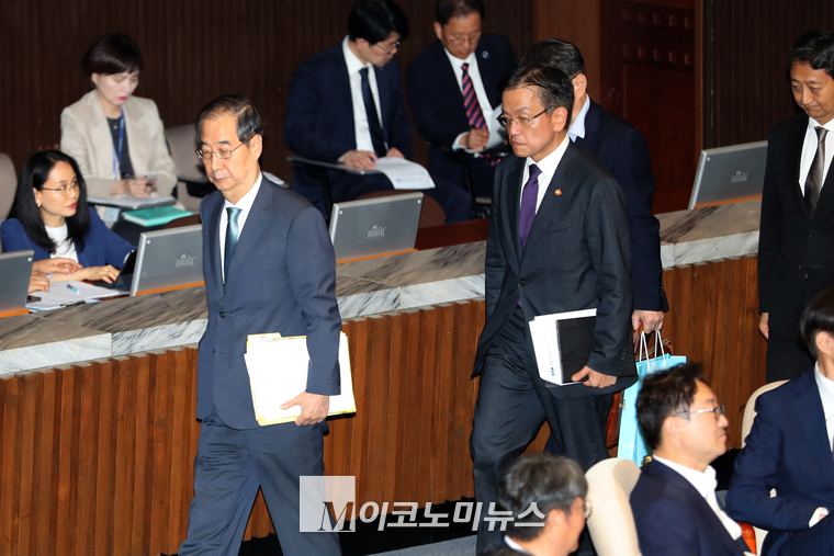 한덕수 국무총리를 필두로 국무위원들이 대정부 질문 파행으로 퇴장하고 있다. (사진=최동환 기자)