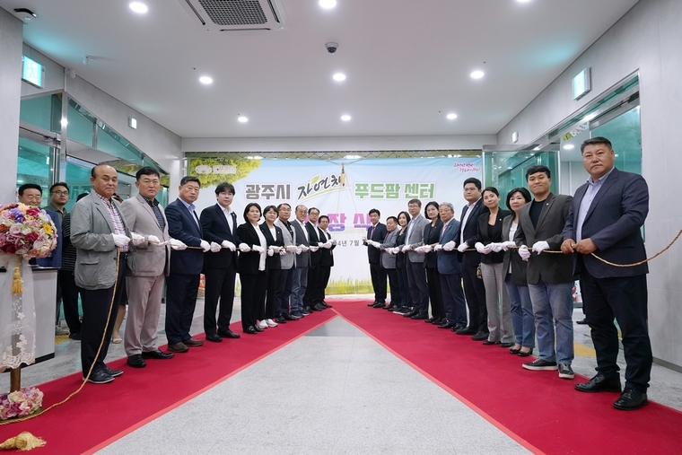 광주시 자연채 푸드팜 센터가 개장식을 하며 테잎컷팅식 기념촬영을 하고있다 <광주시 제공>