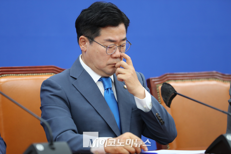 박찬대 원내대표가 생각에 잠겨있다. (사진=최동환 기자)