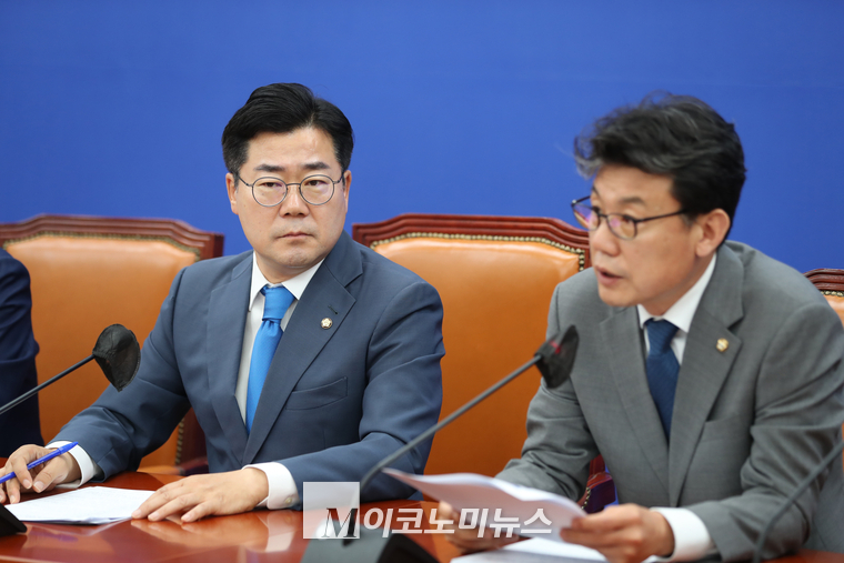 진성준 정책위의장이 발언하는 가운데 생각에 잠겨있는 듯 한 박찬대 원내대표. (사진=최동환 기자)