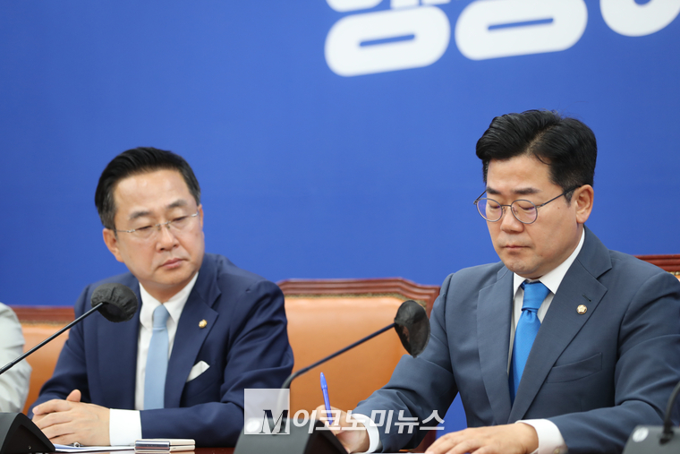 박찬대 원내대표가 메모하는 것을 지켜보는 박성준 의원. (사진=최동환 기자)