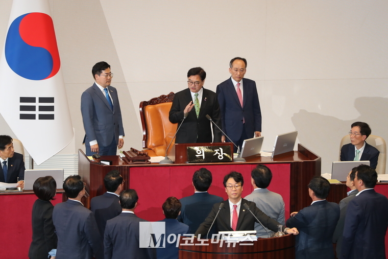국민의힘 의원들이 4일 우원식 국회의장이 국민의힘의 무제한 토론(필리버스터)를 중지에 항의하고 있다. (사진=최동환 기자)