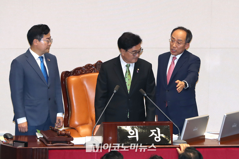 지난 4일 추경호 국민의힘 원내대표가 우원식 국회의장에게 항의하고 있다. (사진=최동환 기자)