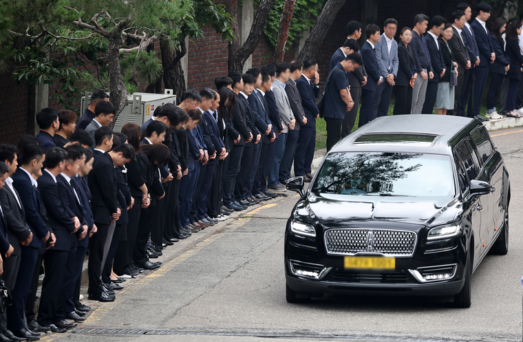 4일 오전 종로구 서울대병원 장례식장에서 시청역 인근 역주행 교통사고로 사망한 은행 직원의 발인식이 엄수되고 있다. (사진=연합뉴스)