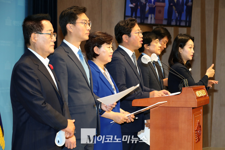 더불어민주당 법제사법위원회 위원들이 8일 국회 소통관에서 기자회견 하고 있다. (사진=최동환 기자)