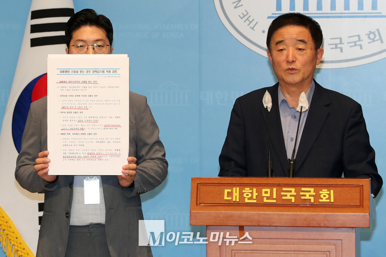 강득구 더불어민주당 의원이 8일 국회 소통관에서 기자회견하고 있다. (사진=최동환 기자)