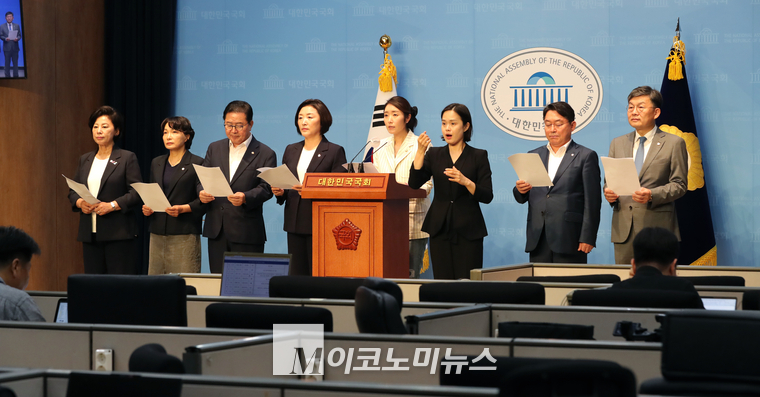 더불어민주당 소속 국회 보건복지위원회 위원들이 9일 국회 소통관에서 기자회견하고 있다. (사진=최동환 기자)