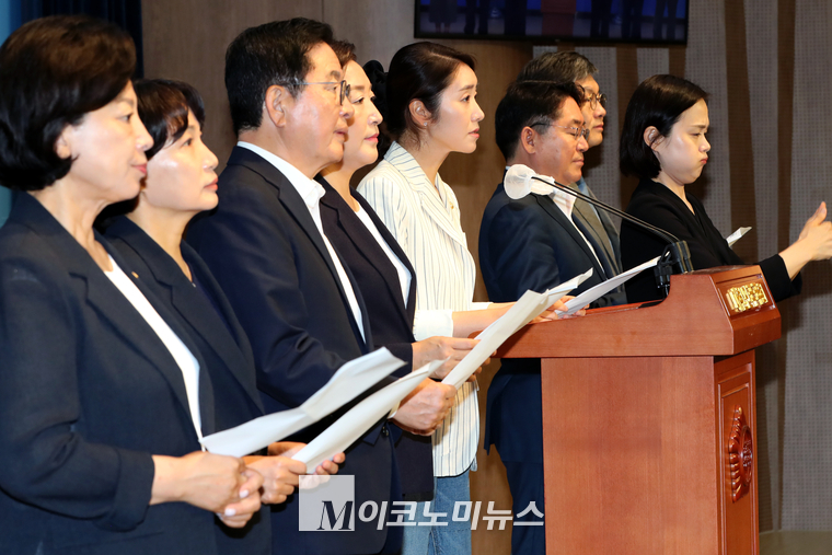 더불어민주당 소속 국회 보건복지위원회 위원들이 9일 국회 소통관에서 기자회견하고 있다. (사진=최동환 기자)