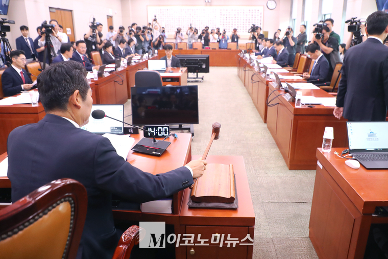 정청래 국회 법제사법위원회 위원장이 9일 오후 국회에서 열린 법제사법위원회 전체회의 개의를 선언하고 있다. (사진=최동환 기자)