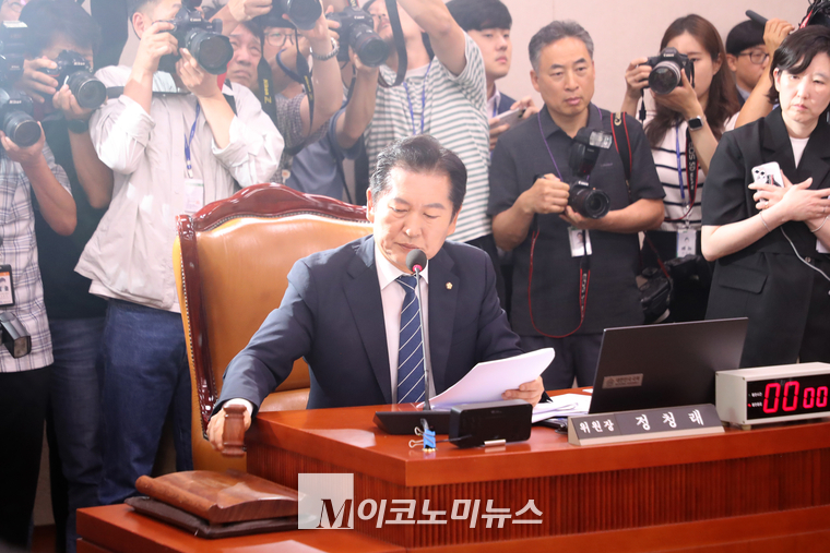 정청래 위원장이 9일 오후 국회에서 열린 법제사법위원회 전체회의에서 국민의힘 의원들이 퇴장한 가운데 윤석열 대통령 탄핵소추안 즉각 발의 요청에 관한 청원 관련 청문회 실시계획서 채택의 건 관련 안건을 처리하고 있다. (사진=최동환 기자)