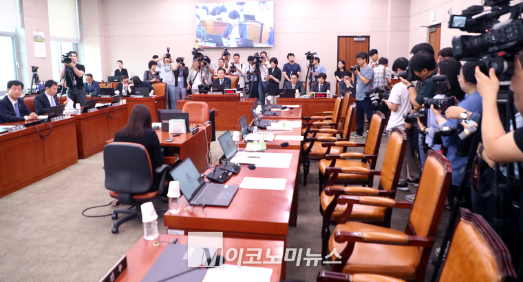 국민의힘 법사위 위원들이 퇴장한 가운데 상임위가 진행되고 있다. (사진=최동환 기자)