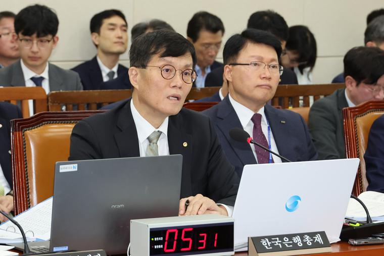 이창용 한국은행 총재가 9일 오전 서울 여의도 국회에서 열린 기획재정위원회 전체 회의에서 위원의 질의에 답하고 있다. 2024.7.9 (연합뉴스)