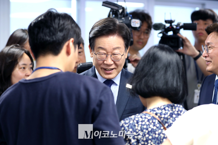 이재명 전 대표가 10일 여의도 중앙당사 당원존에서 열린 당대표 선거 출마 기자회견장에서 지지자들과 인사하고 있다. (사진=최동환 기자)