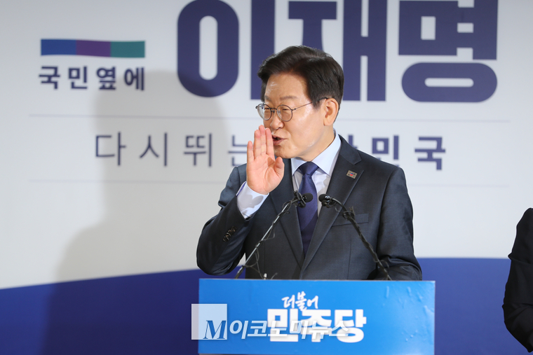 기자회견에서 지지자들의 환호에 보답하는 이재명 전 대표. (사진=최동환 기자)
