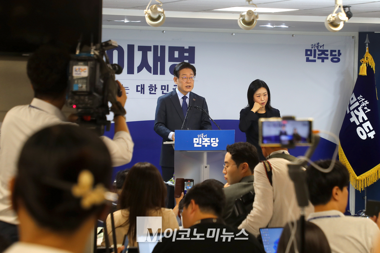 기자회견장을 가득 채운 가운데 이재명 전 대표가 기자회견 하고 있다. (사진=최동환 기자)