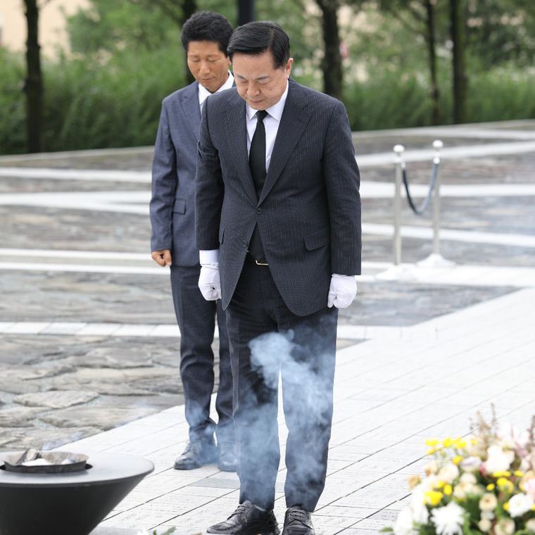 김두관 더불어민주당 대표경선 후보는 10일 오후 故 노무현 전 대통령의 묘소를 참배하고 있다. (김두관 후보 대변인실)