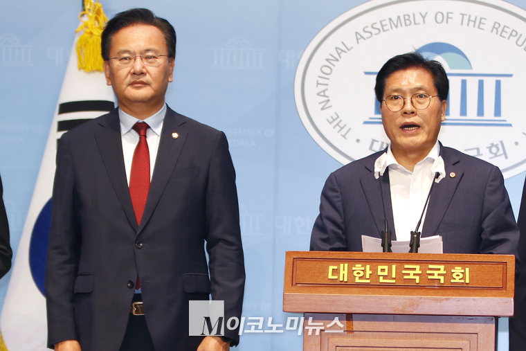 국민의힘 국회 법제사법위원회 소속 유상범, 송석준 의원이 지난 25일 국회 소통관에서 기자회견하고 있다. (사진=최동환 기자)