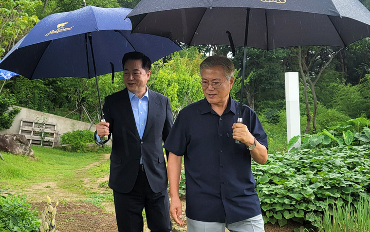 김두관 더불어민주당 대표경선 후보가 11일 양산 평산마을에 있는 문재인 전 대통령 사저를 방문해 문 전 대통령과 이야기를 나누고 있다. (당대표 후보 대변인실)