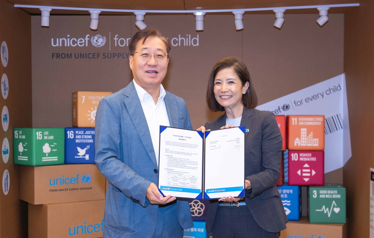 <em>윤호영 카카오뱅크 대표(왼쪽)와 조미진 유니세프 한국위원회 사무총장이 지난 11일 서울 마포구 유니세프 한국위원회에서 진행된 기부금 전달식에 참석해 기념 촬영을 하고 있다. (사진=카카오뱅크)</em>