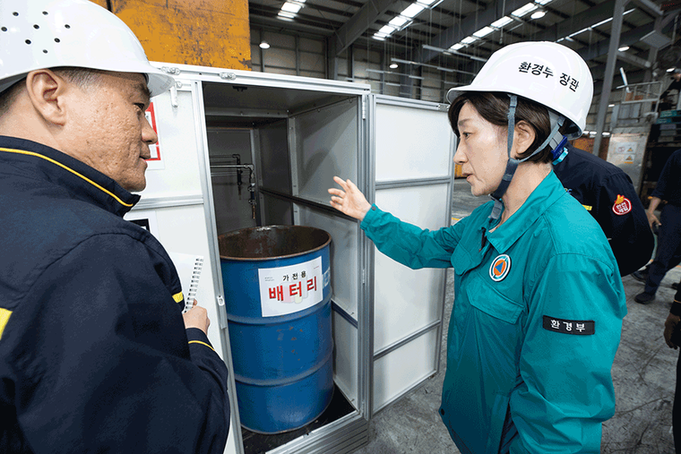 한화진 환경부장관이 11일 경기도 용인시 소재 수도권자원순환센터를 방문하여 폐리튬전지 재활용 현장을 점검하고 있다. (사진=환경부 제공)