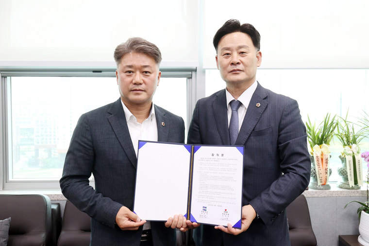 김정호 국민의힘 대표(왼쪽)와 최종현 민주당 대표 <경기도의회 제공>