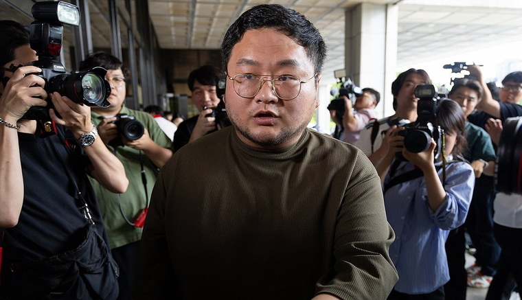 지난 15일 유튜버 구제역(이준희)이 오후 서초구 서울중앙지검으로 자진 출석하고 있는 모습. (사진=연합뉴스)