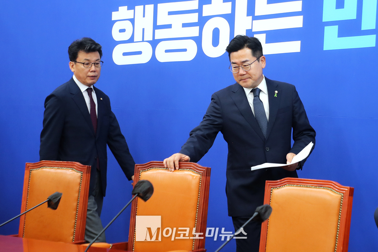 박찬대 당대표 직무대행 겸 원내대표(오른쪽과 진성준 정책위의장이 16일 원내대책회의에 참석하고 있다. (사진=최동환 기자)