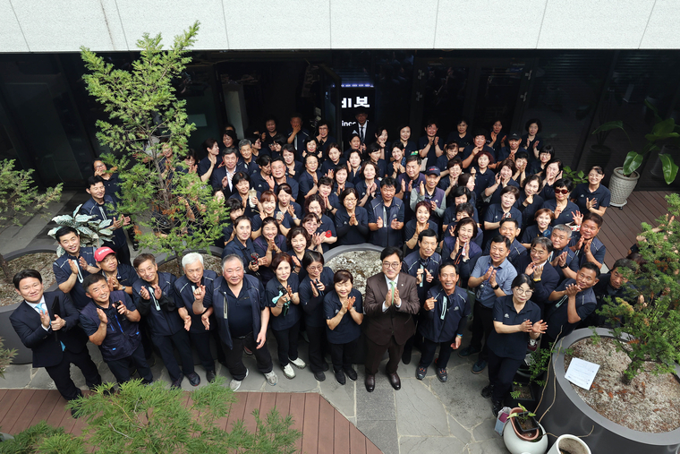 우원식 국회 의장이 16일 국회 청소노동자들과 간담회를 열고 기념촬영하고 있다. (국회사무처)