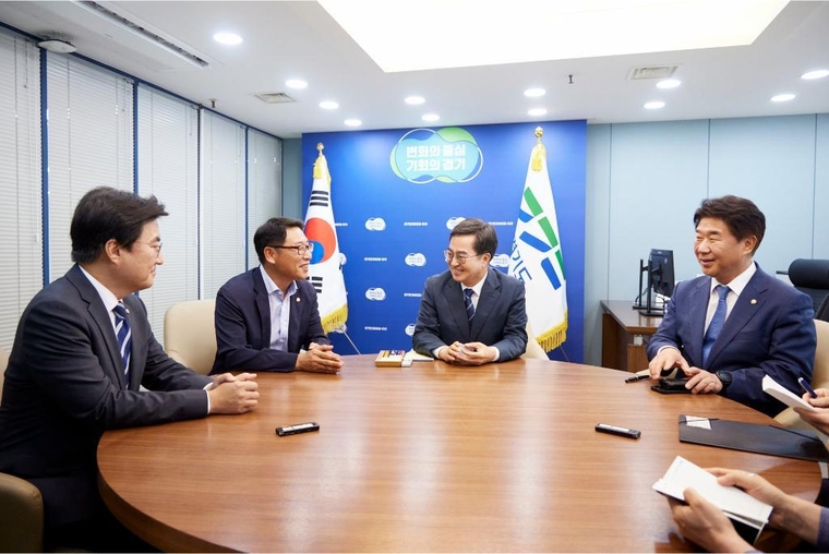 16일 오후 여의도 경기중앙협력본부에서 김동연 도지사가 이기헌 국회의원, 김영환 국회의원, 김성회 국회의원과 함께 K-컬처밸리 복합개발사업 관련한 면담을 하고 있다 <경기도 제공>