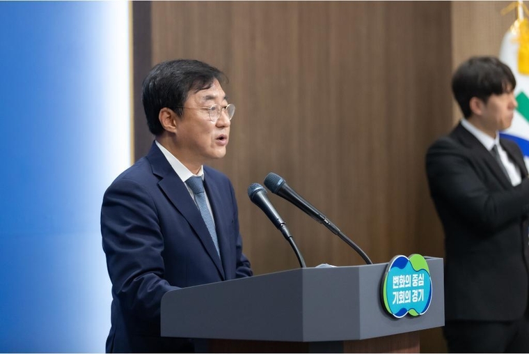 17일 오전 경기도청 브리핑룸에서 강민석 대변인이 K-컬처밸리 복합개발사업 관련 브리핑을 하고 있다 <경기도 제공>