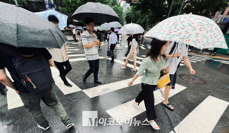 간밤에 내린 장대비로 출근길이 평소보다 더 혼잡하다. (사진=심승수 기자)