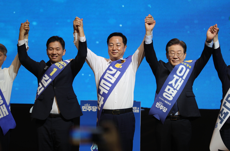 합동연설회에서 김지수·김두관·이재명 대표 후보(왼쪽부터)가 손을 맞잡고 포토타임을 갖고 있다. (연합뉴스)