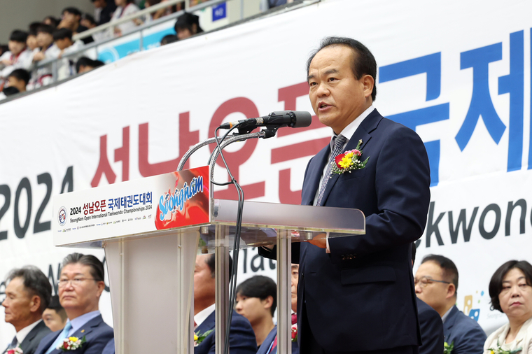 성남시의회 이덕수 의장이 중원구 성남실내체육관에서 열린 ‘제11회 2024 성남오픈 국제 태권도 대회’에 참석해 인삿말을 하고있다 <성남시의회 제공>