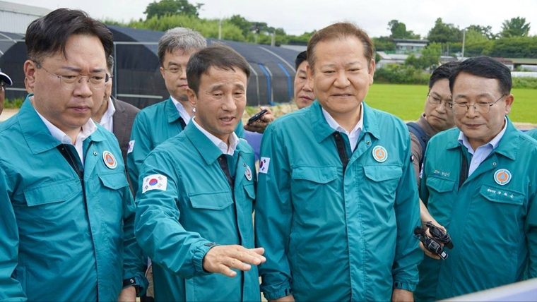 한병도 의원(왼쪽 두번째)와 이상민 장관(왼쪽 세번째)이 익사시 호우피해 지역을 점검하고 있다. (한병도 의원실)