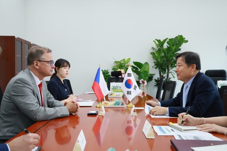 이철규 국회 산자중기위원장_ 이반 얀차렉 주한 체코대사 접견. (이철규 의원실)