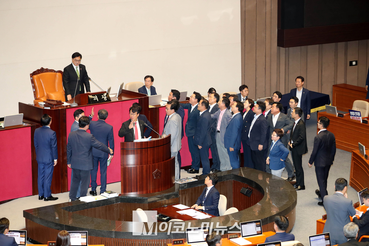 지난 4일 본회의에서 국민의힘 의원들이 우원식 국회의장에게 항의하고 있다. (사진=최동환 기자)
