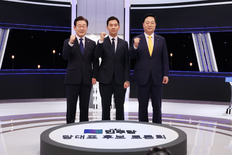 더불어민주당 이재명(왼쪽부터), 김지수, 김두관 대표 후보가 24일 밤 서울 여의도 KBS에서 2차 토론회를 시작하기에 앞서 기념촬영 하고 있다. (연합뉴스)