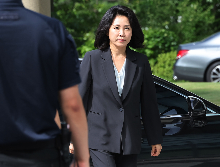 2022년 제20대 대통령 선거와 관련한 공직선거법 위반 혐의로 재판에 넘겨진 더불어민주당 이재명 전 대표의 배우자 김혜경 씨가 25일 오전 경기도 수원시 영통구 수원지방법원에서 열리는 공판에 출석하고 있다. (연합뉴스)