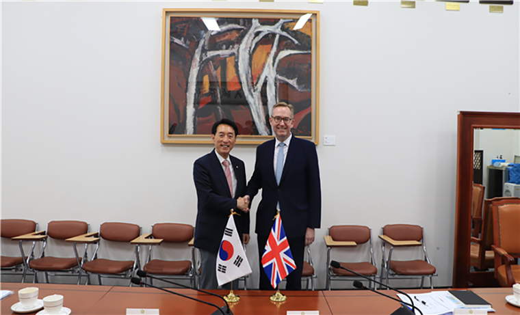 김석기 외교통일위원장·콜린 크록스 주한영국대사 면담하고 기념촬영하고 있다. (국회사무처)